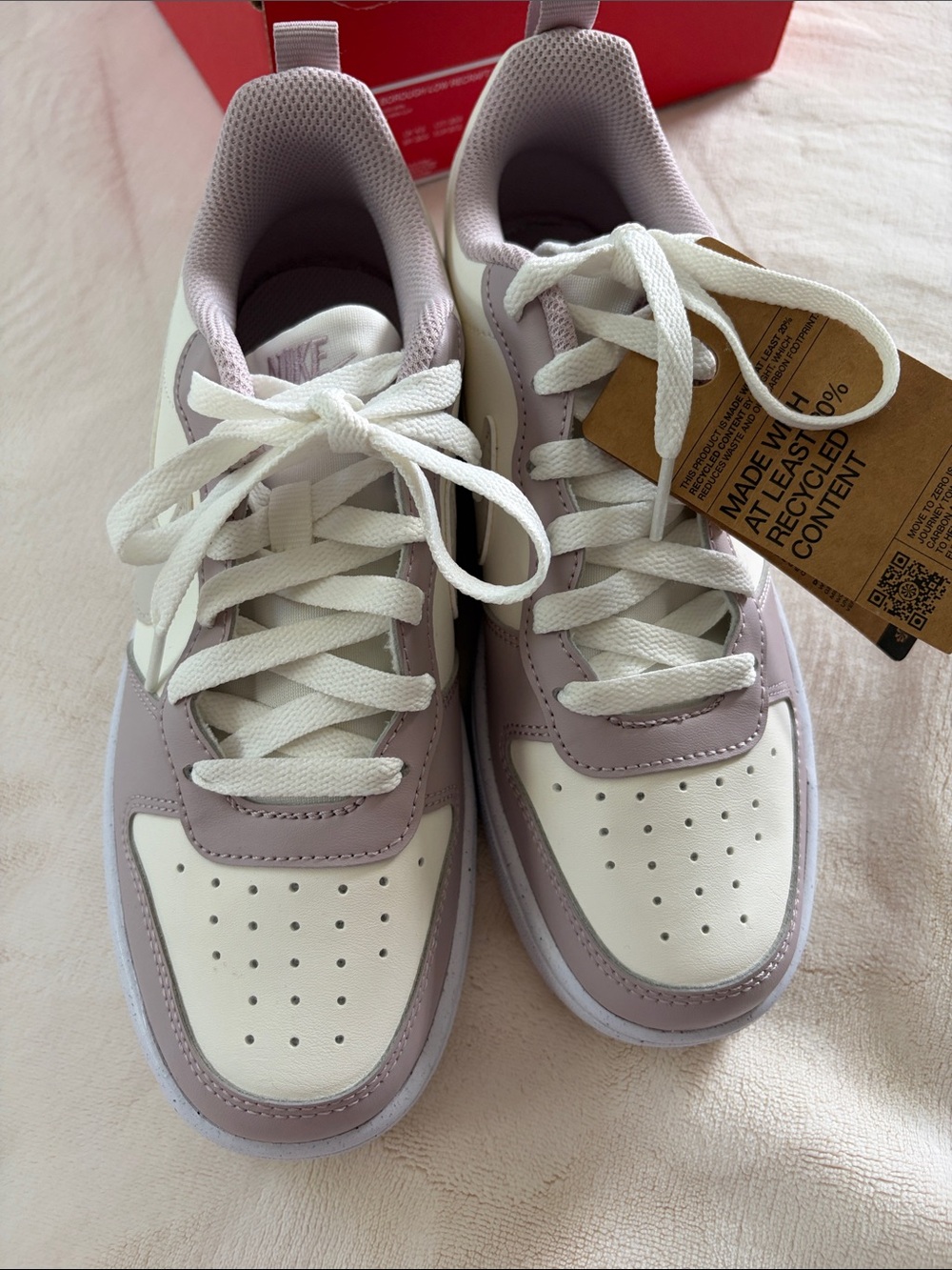 Nike Low-Top Sneakers in White and Light Mauve - Picture 2 of 6